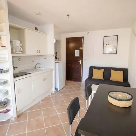 Nice 25 M Bright With Balcony And Pool